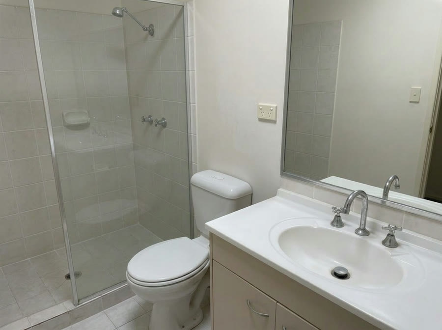 Sparkling bathroom and toilet after a Maxtreme clean